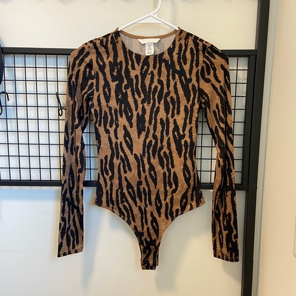 H&M Tops - NWT | H&M women’s leopard printed bodysuit‎ — XS